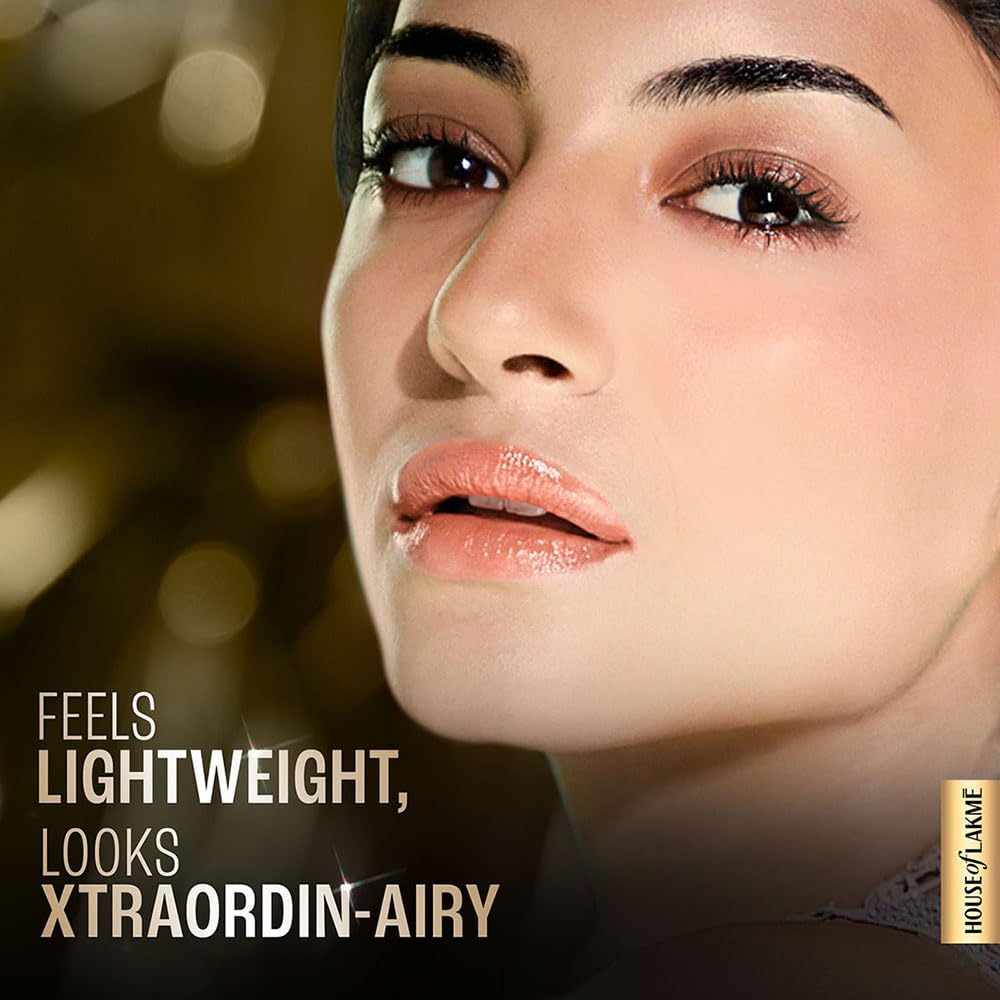 Lakme Xtraordin Airy Mattreal Matte Medium Coverage Mousse, Ivory Fair 12 gm